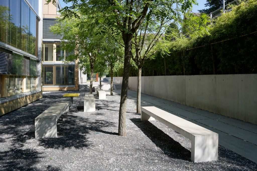 Garten im öffentlichen Bereich. Foto von der F. Berner Gartenbau AG.