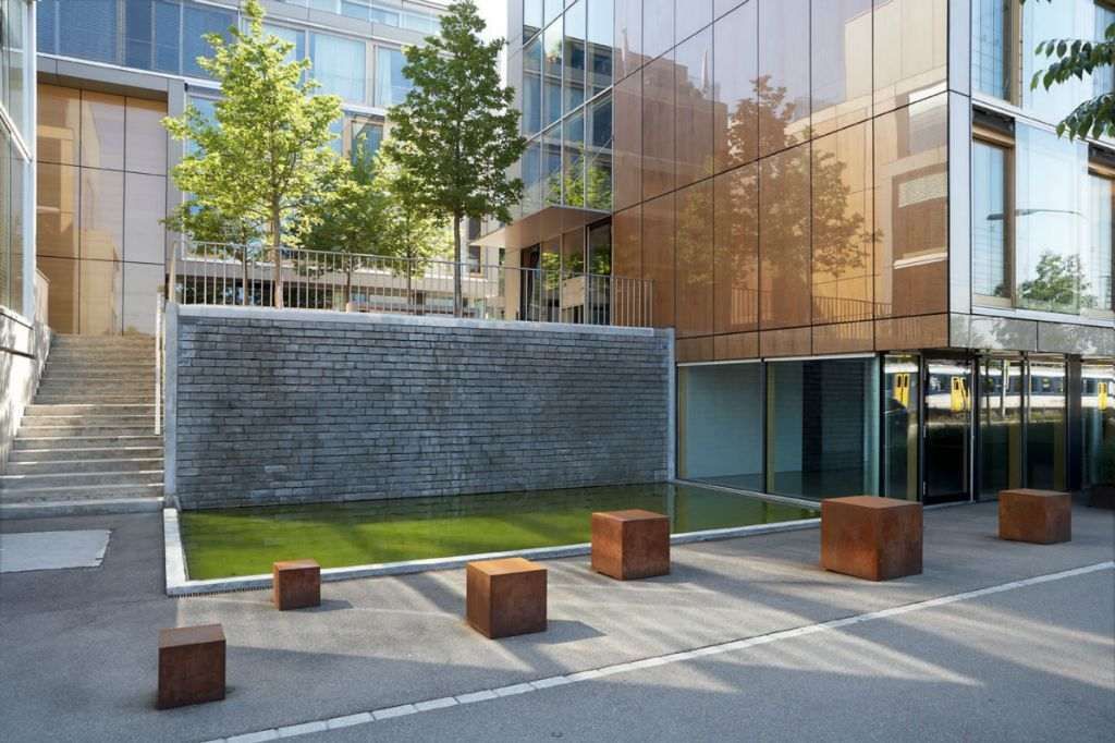 Garten im öffentlichen Bereich. Foto von der F. Berner Gartenbau AG.