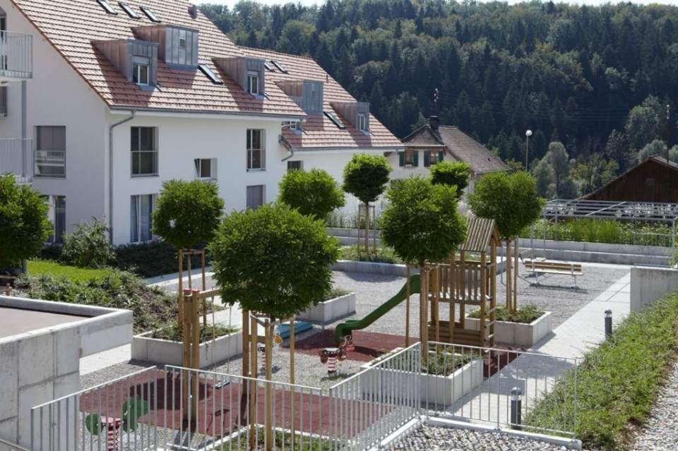 Garten in einer Wohnsiedlung. Foto von der F. Berner Gartenbau AG.