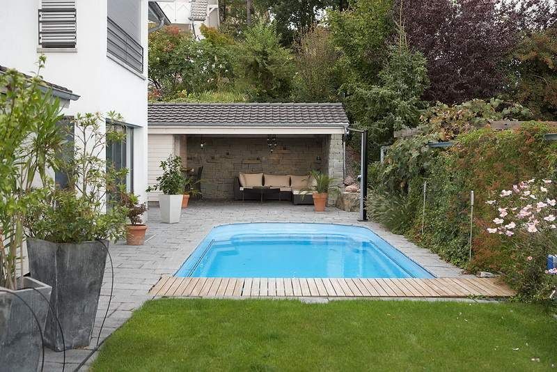 Schwimmbad in einem Garten. Foto von der F. Berner Gartenbau AG.
