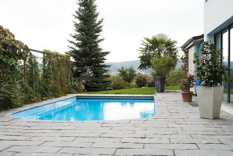 Schwimmbad in einem Garten