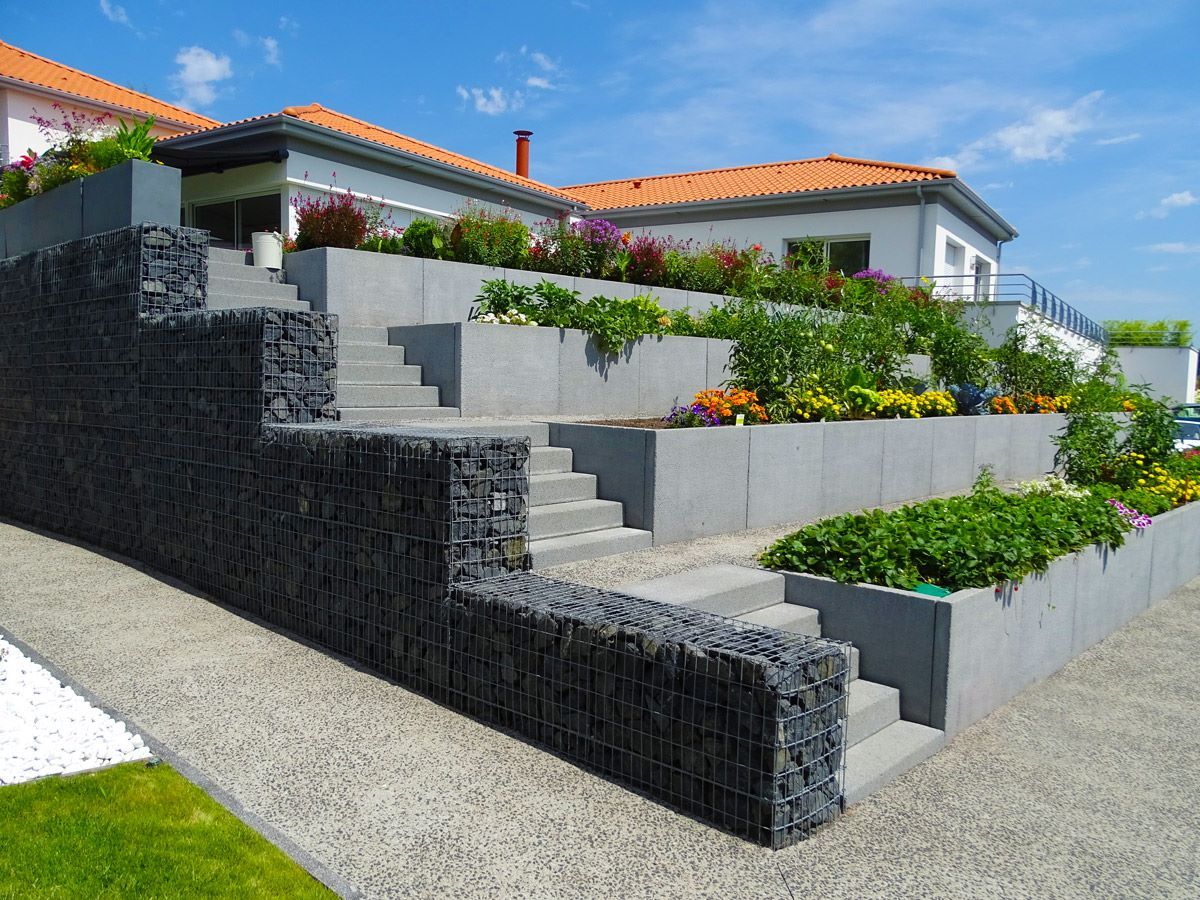 Aménagement du terrain d'une maison avec escaliers