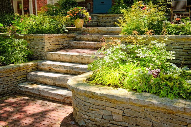 Escaliers en pierre dans un jardin