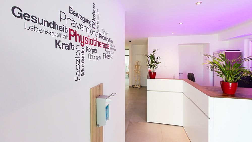 An der wand hängt ein schild mit der aufschrift „gesundheit“.