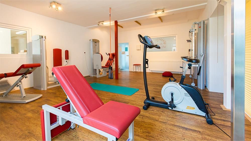 In der Mitte des Raumes steht ein Laufband.