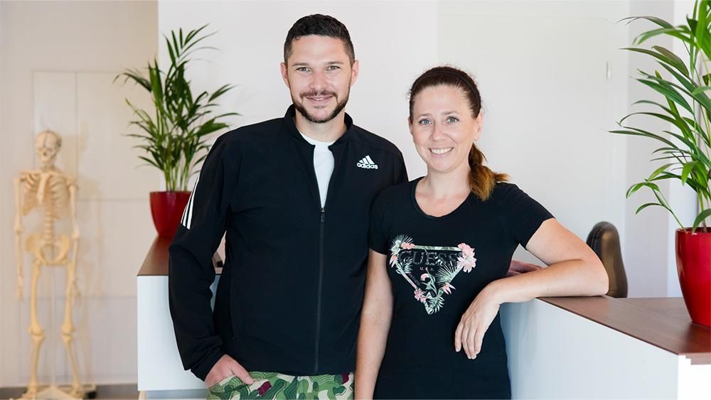 Ein Mann und eine Frau stehen nebeneinander in einem Raum.