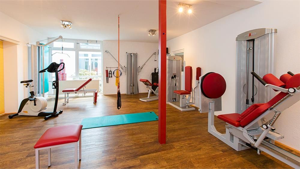 In diesem Fitnessstudio gibt es viele verschiedene Arten von Trainingsgeräten.