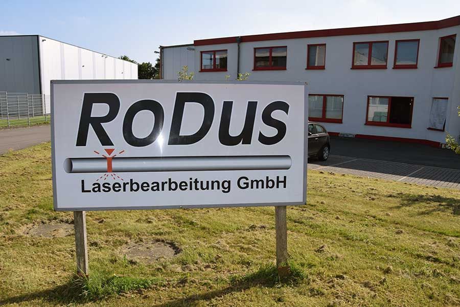 Ein Schild vor einem Gebäude mit der Aufschrift Rodus