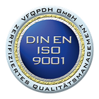 Ein blau-silbernes Logo mit der Aufschrift DIN EN ISO 9001