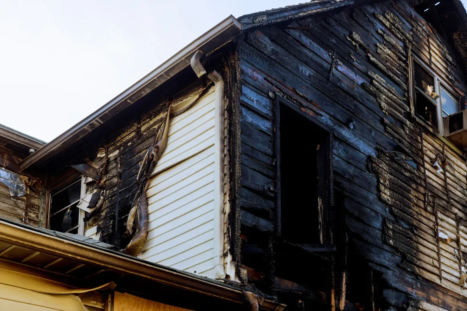 Una casa que ha sido dañada por un incendio
