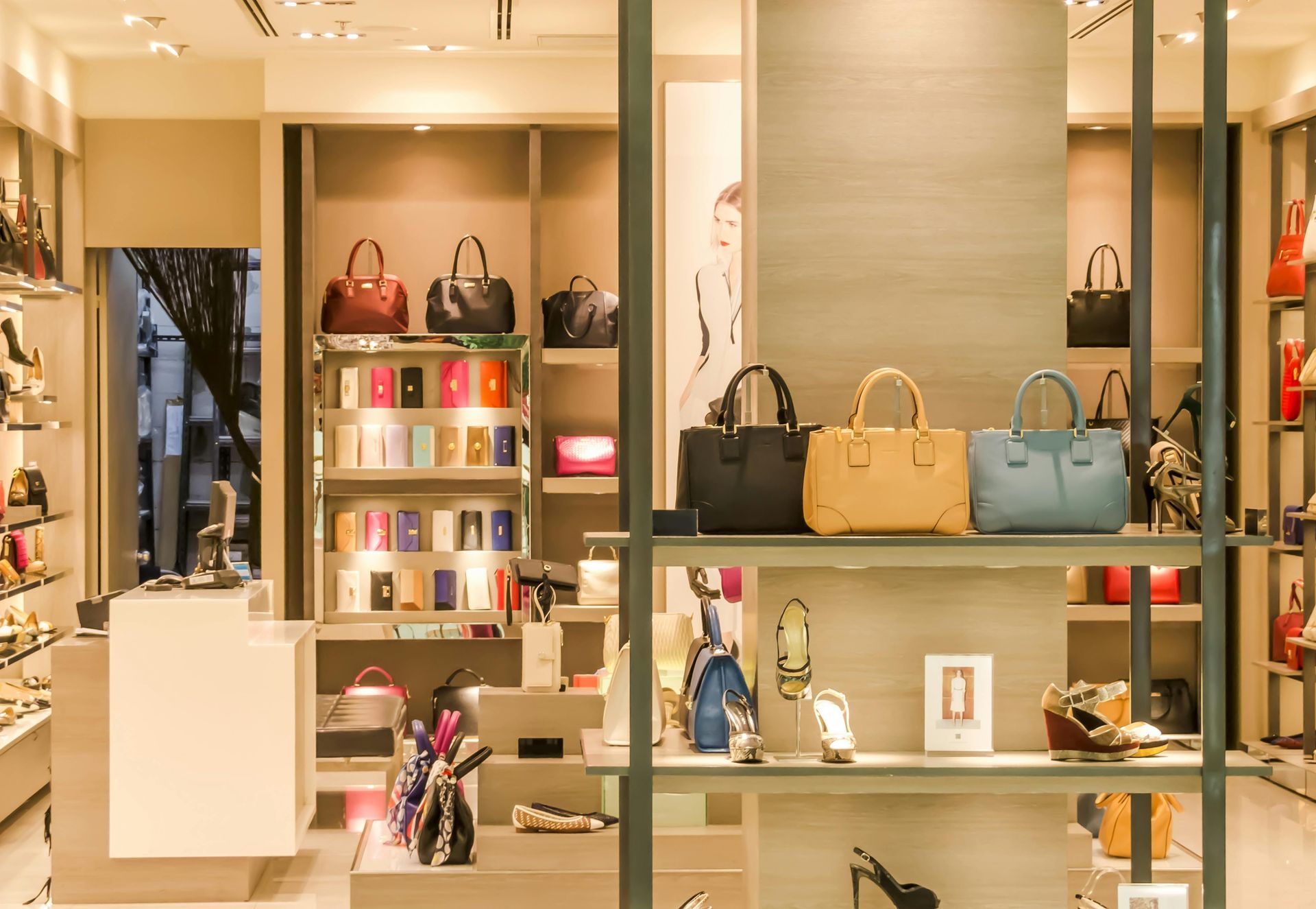 Una tienda llena de muchos bolsos y zapatos en los estantes.