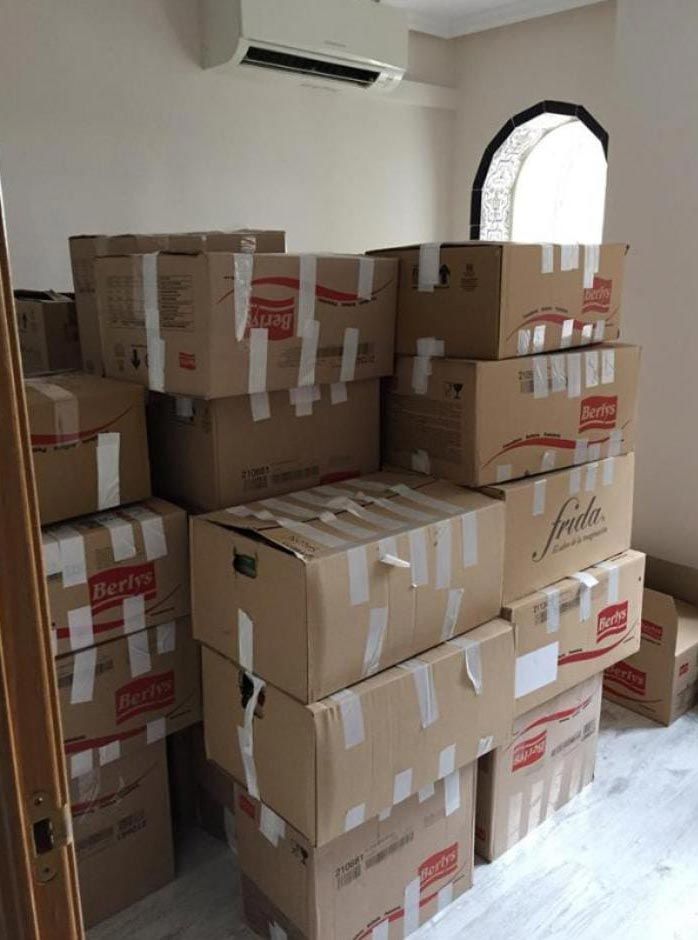 Un montón de cajas de cartón están apiladas una encima de otra