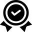 Un icono en blanco y negro de una marca de verificación en un círculo con una cinta.