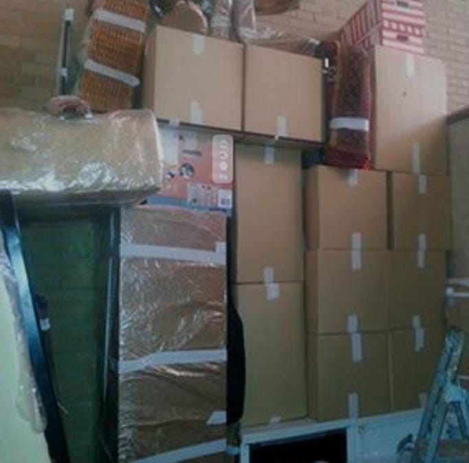 Una pila de cajas de cartón con una que dice 'hielo'