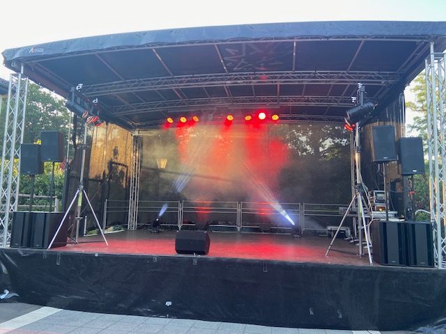 eine große Bühne mit vielen Lichtern und Lautsprechern