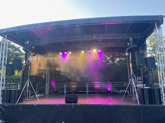 eine leere Bühne mit vielen Lichtern und Lautsprechern