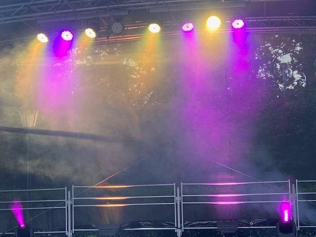 eine Reihe von Lichtern, die auf einer Bühne stehen