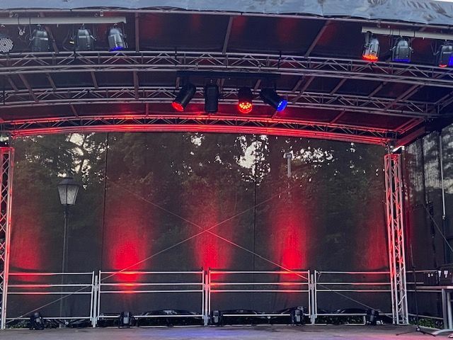 eine leere Bühne mit roten und blauen Lichtern darauf