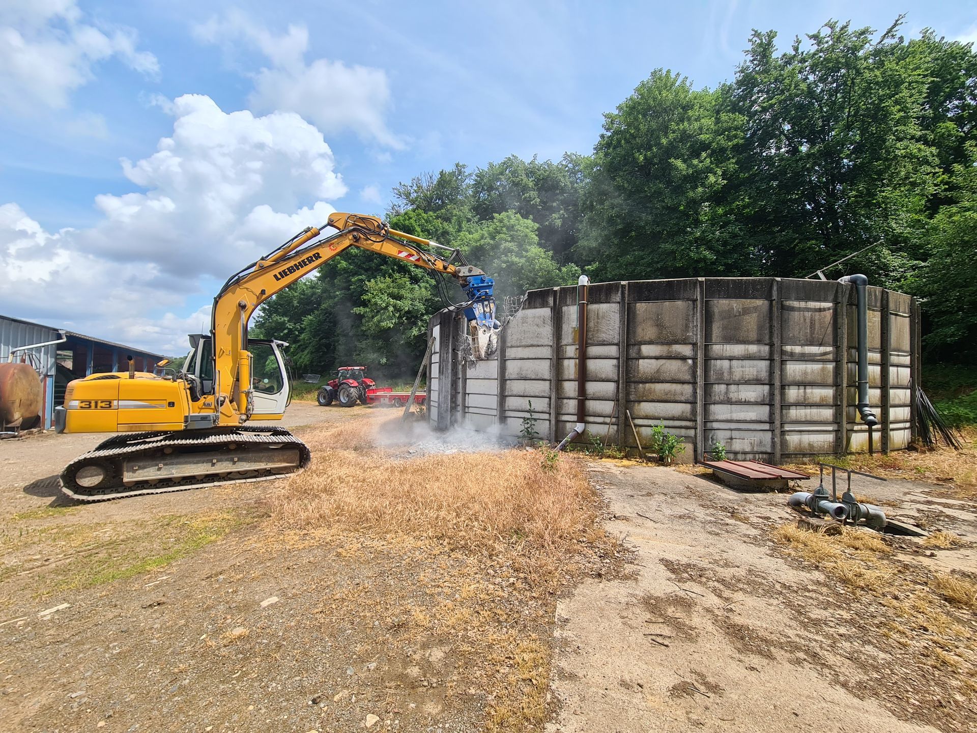 Terrassement d'une plateforme pour un bâtiment agricole. Terrassement d'une plateforme pour un bâtiment agricole.
