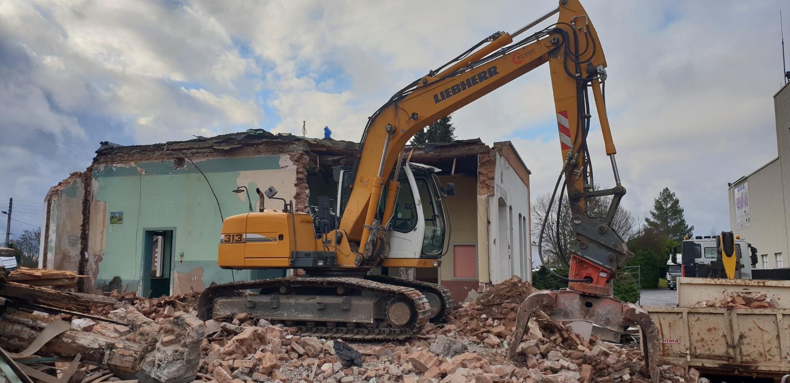Démolition d'un batiment dans une usine