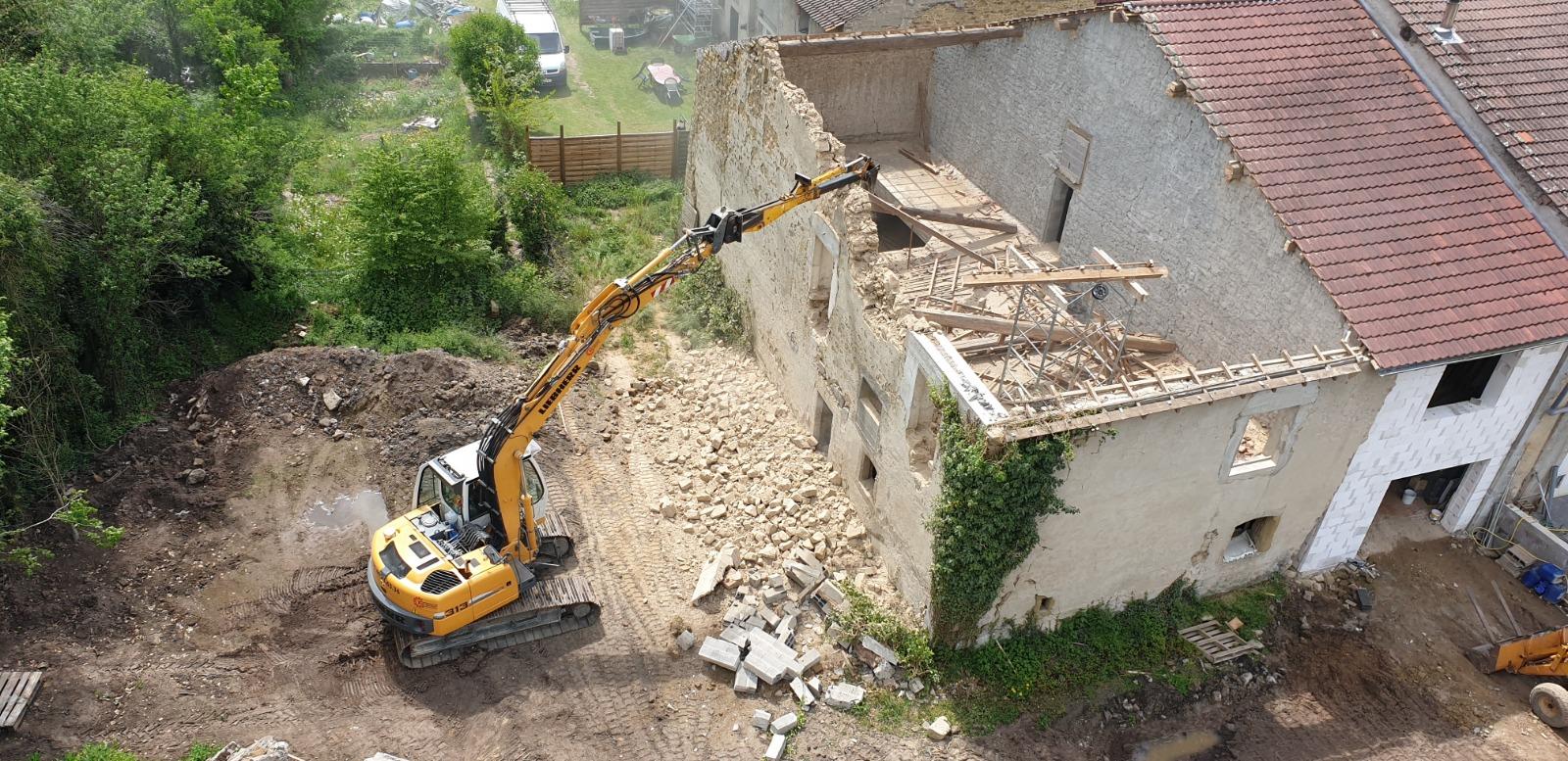 Démolition d'un corps de ferme de 12 mètres de hauteur