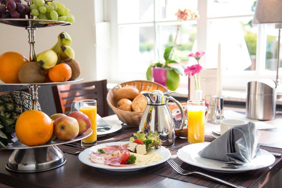 gedeckter Tisch mit deftigem bayerischen Frühstück