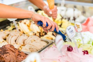 mehrere Eisbehälter mit verschiedenem Eis