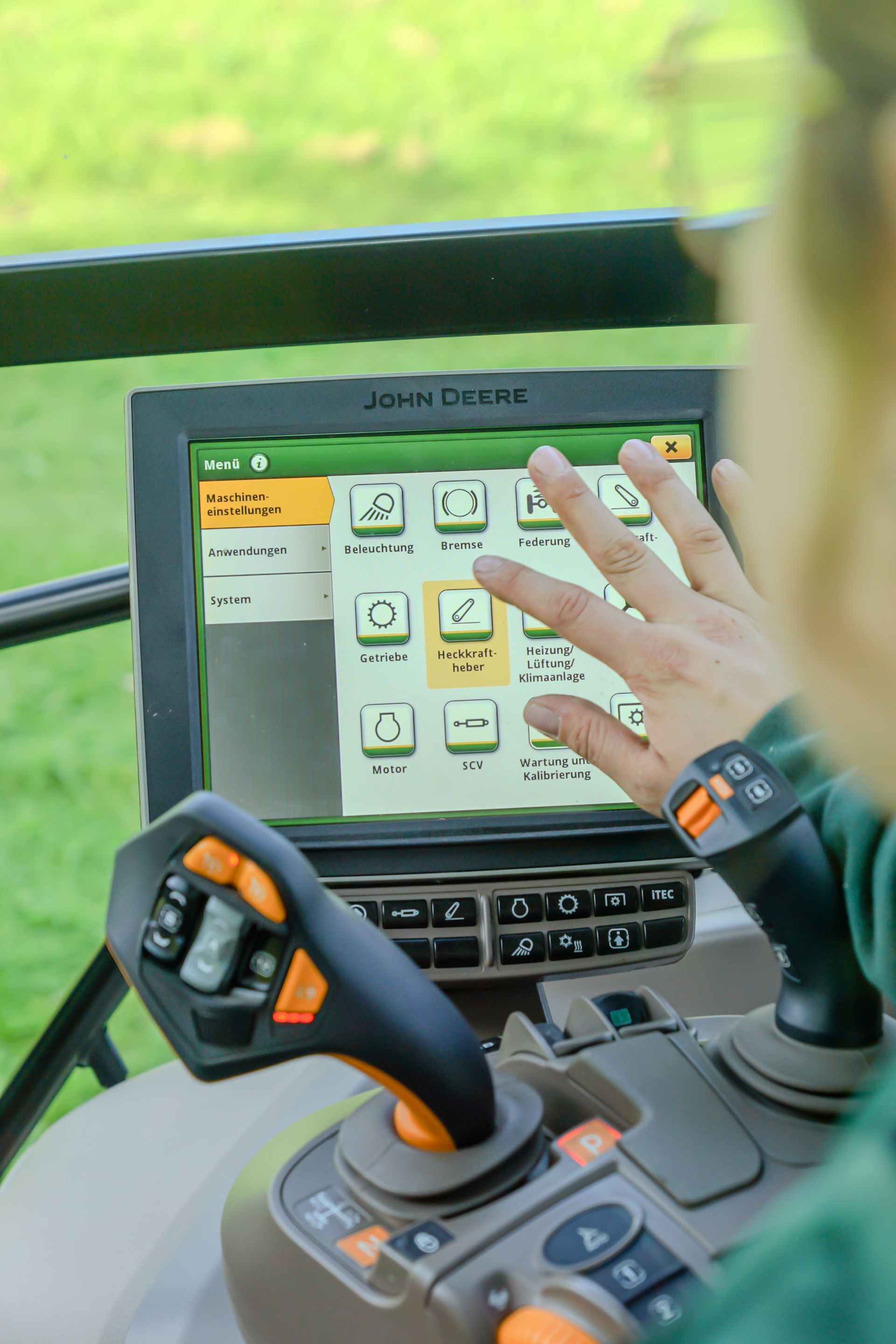 Techniker wartet einen Traktor