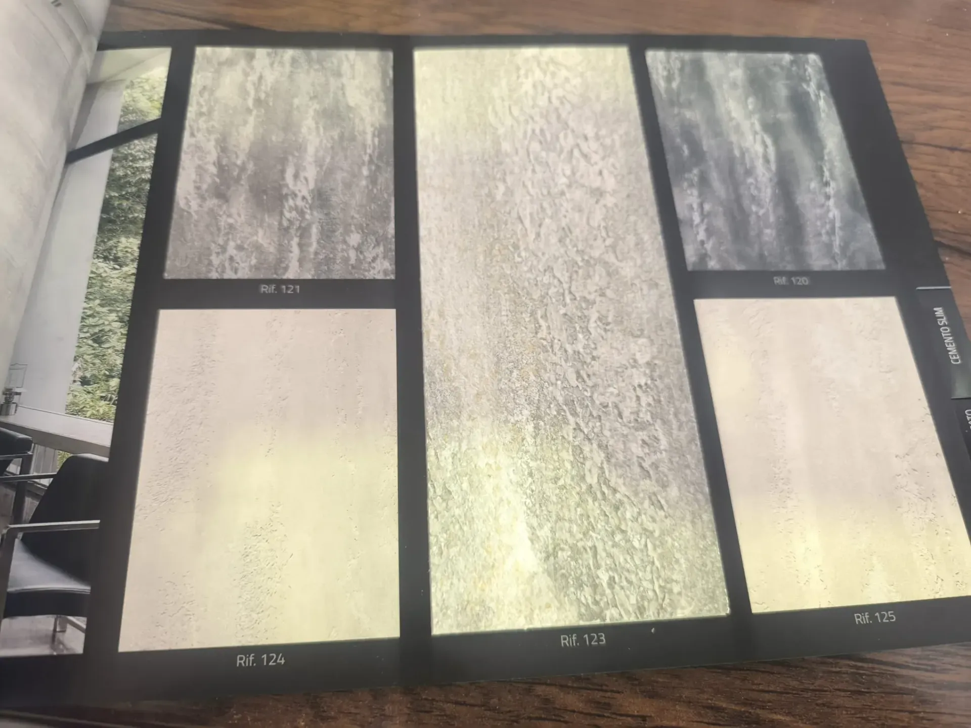 Catálogo que muestra varias muestras de paneles de pared de piedra rectangulares o texturizados.