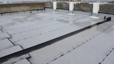 Icono de marcador de posición gris claro con un sol y montañas sobre fondo blanco