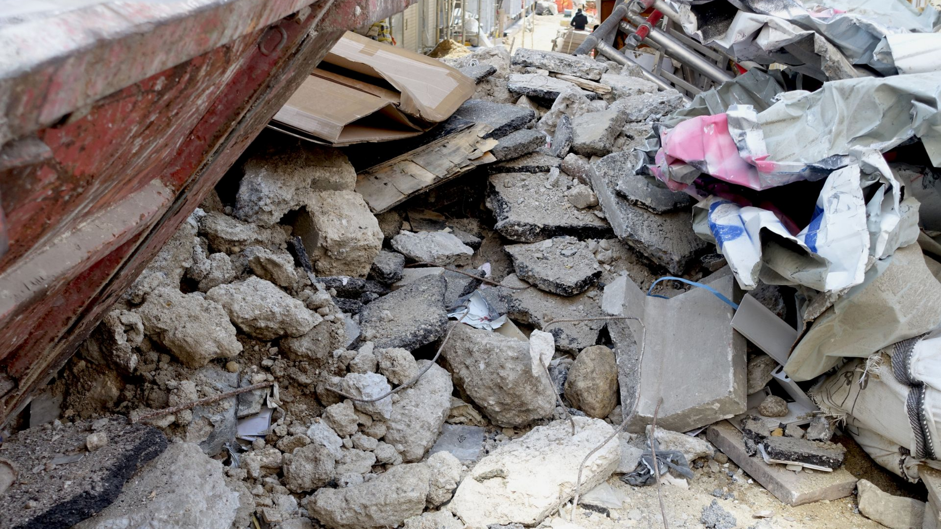 Tas de béton en morceaux et de débris.