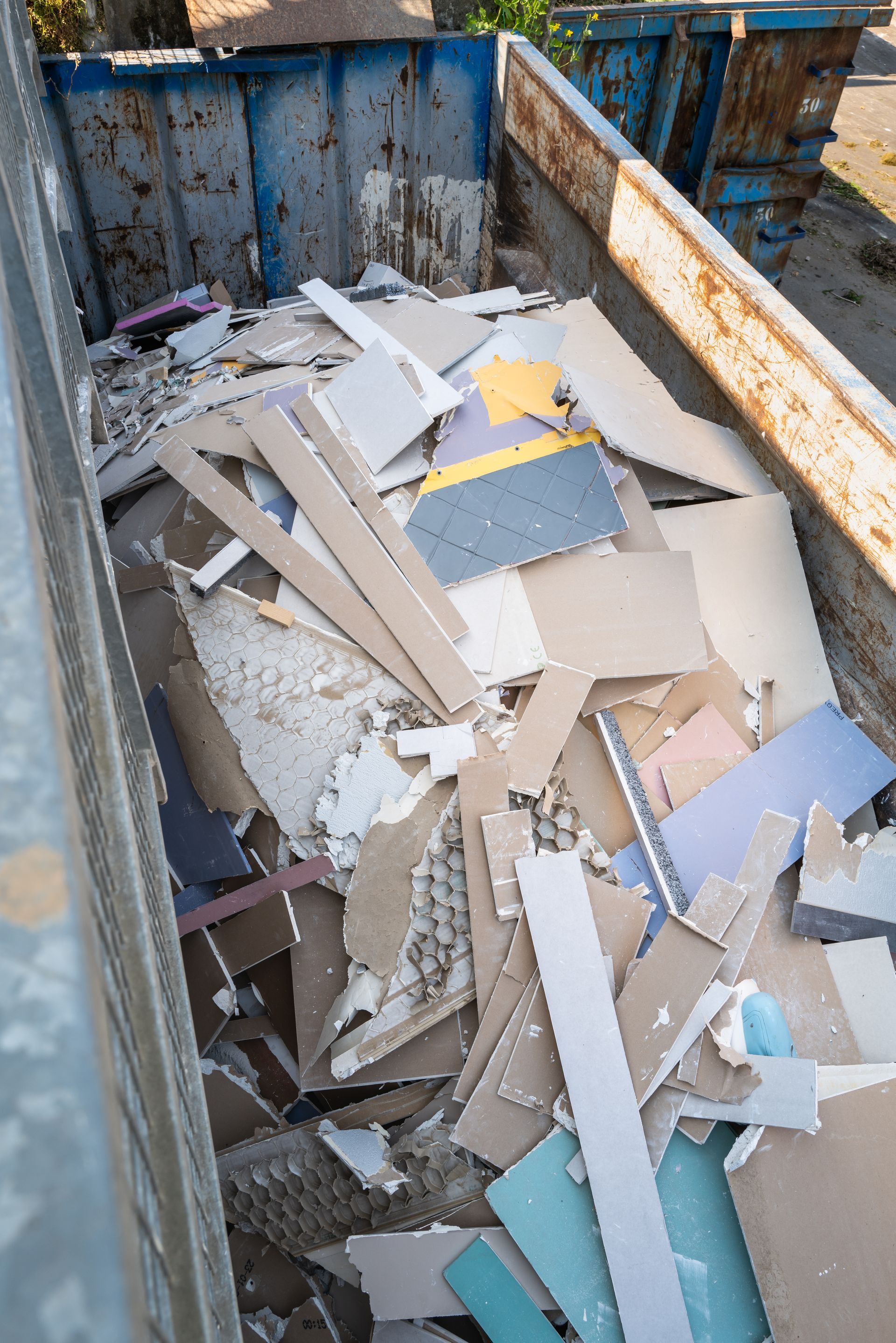 Conteneur rempli de chutes de cloisons sèches.