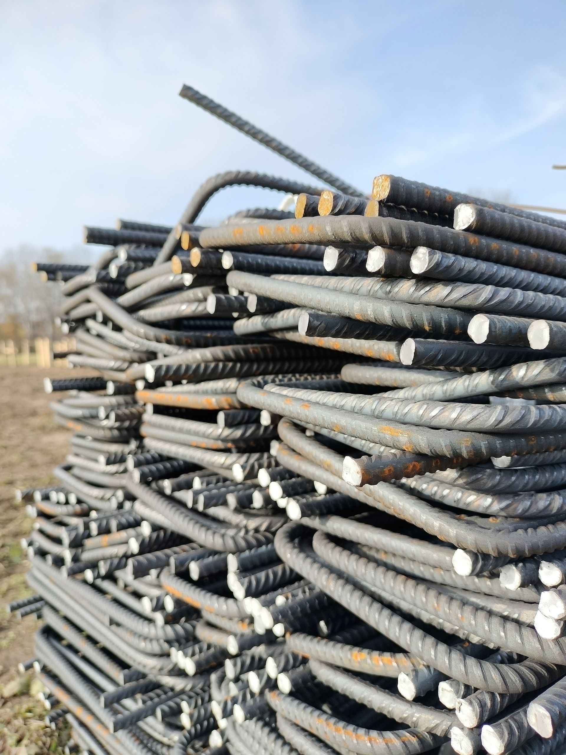 Tas de barres d'armature en acier avec une surface texturée.