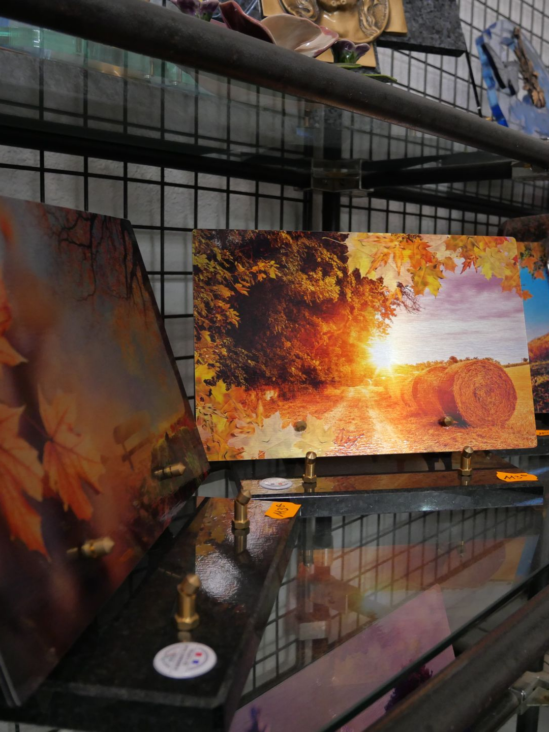 Plaques funéraires avec impression de coucher de soleil sur un champ de bottes de foin.