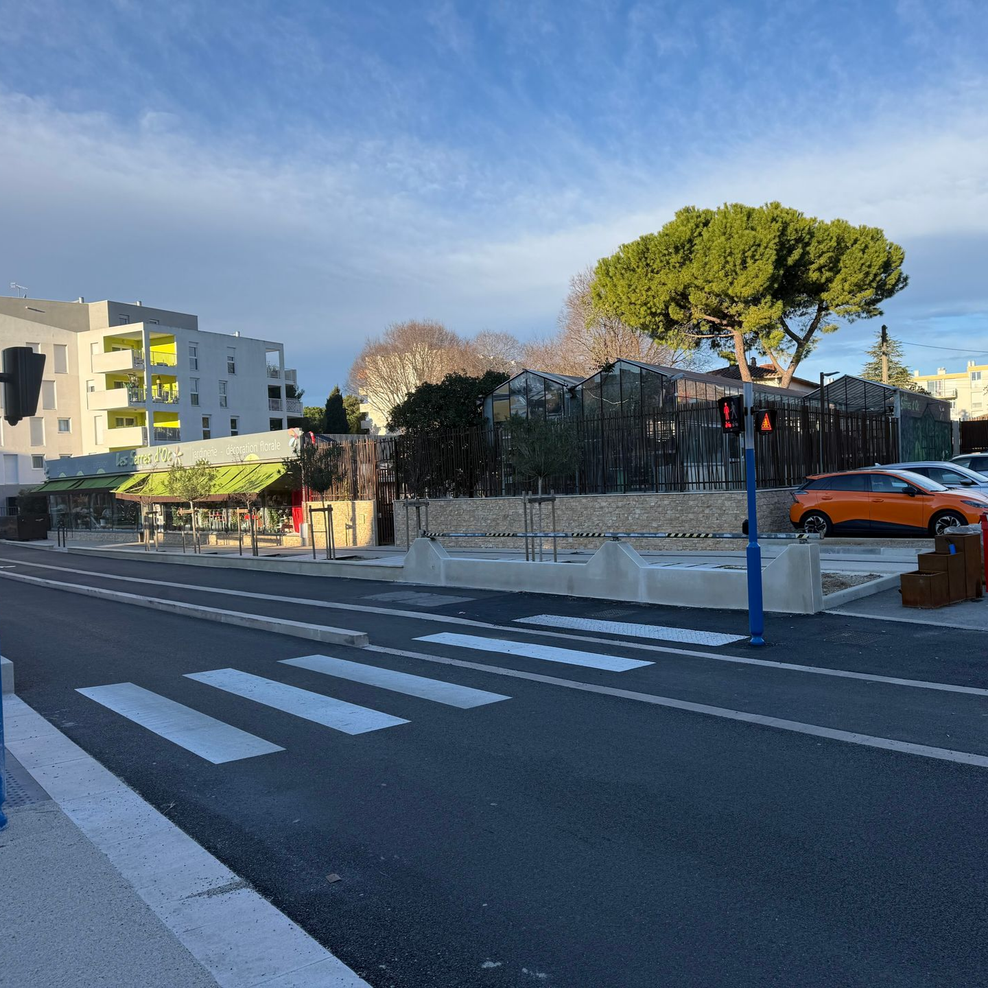 L'entrée principale des Serres d'Oc sous un autre angle de vue.