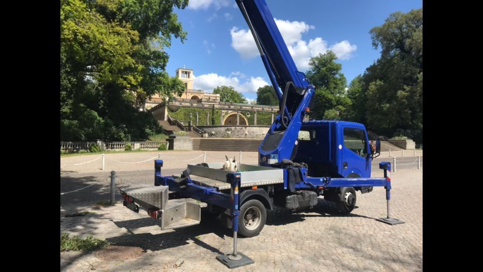 Hebebühne steht auf einem Platz