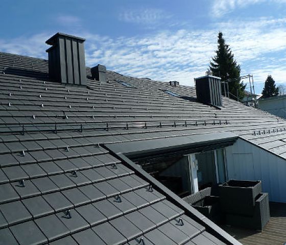 Ein Dach mit einem Schornstein darauf