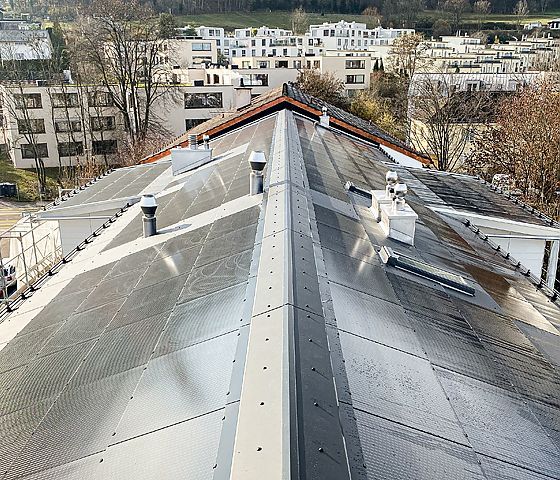Ein Dach mit vielen Sonnenkollektoren darauf