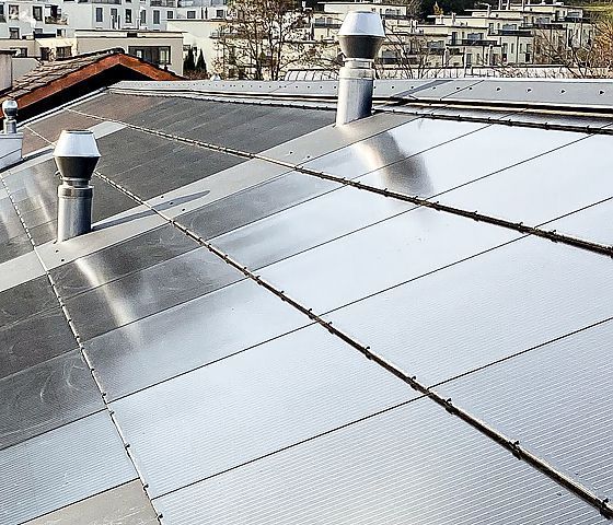 Ein Dach mit vielen Sonnenkollektoren darauf