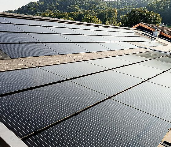 Ein Dach mit vielen Sonnenkollektoren darauf