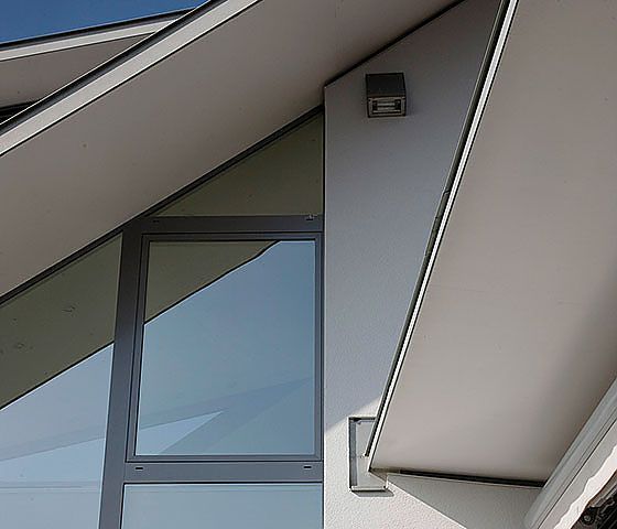 Eine Nahaufnahme eines Gebäudes mit einem Dach und einem Fenster