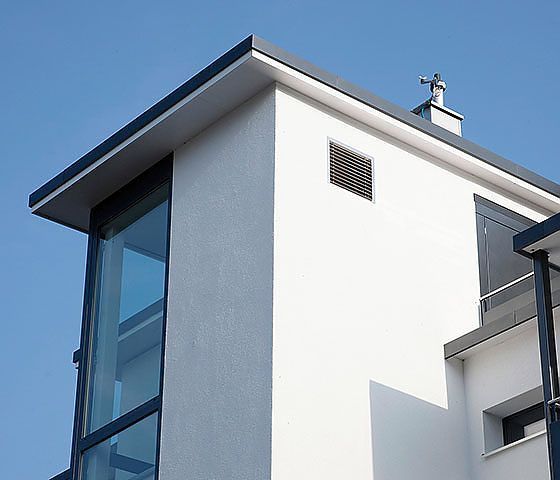 Ein weißes Gebäude mit einem blauen Himmel im Hintergrund