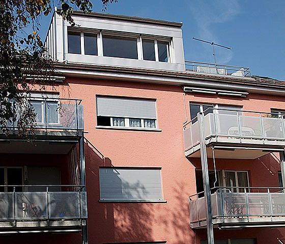 Ein Gebäude mit vielen Fenstern und Balkonen