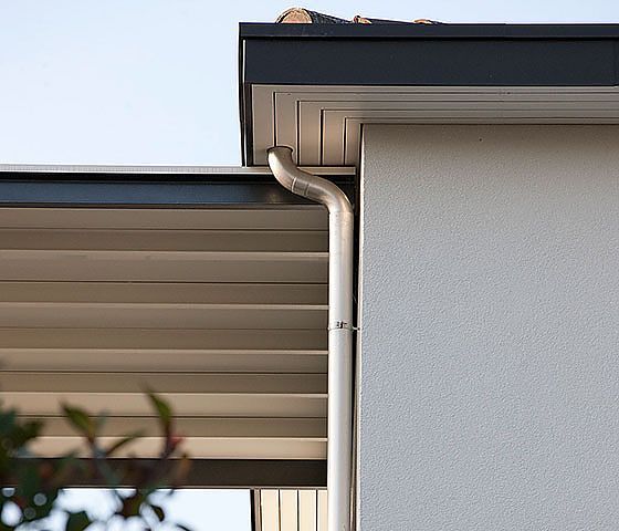 Eine Nahaufnahme einer Dachrinne an der Seite eines Gebäudes