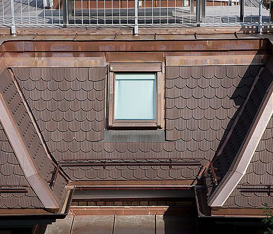 Das Dach eines Gebäudes mit einem Fenster darauf