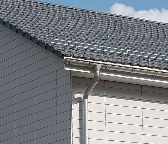 Ein Haus mit einer Dachrinne an der Seite