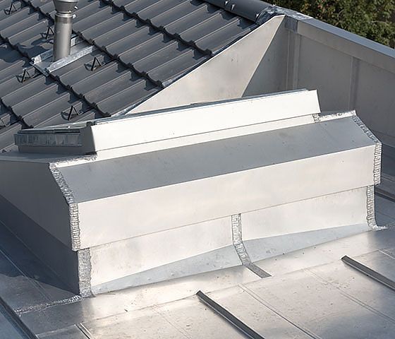 Ein Metalldach mit einem Schornstein darauf