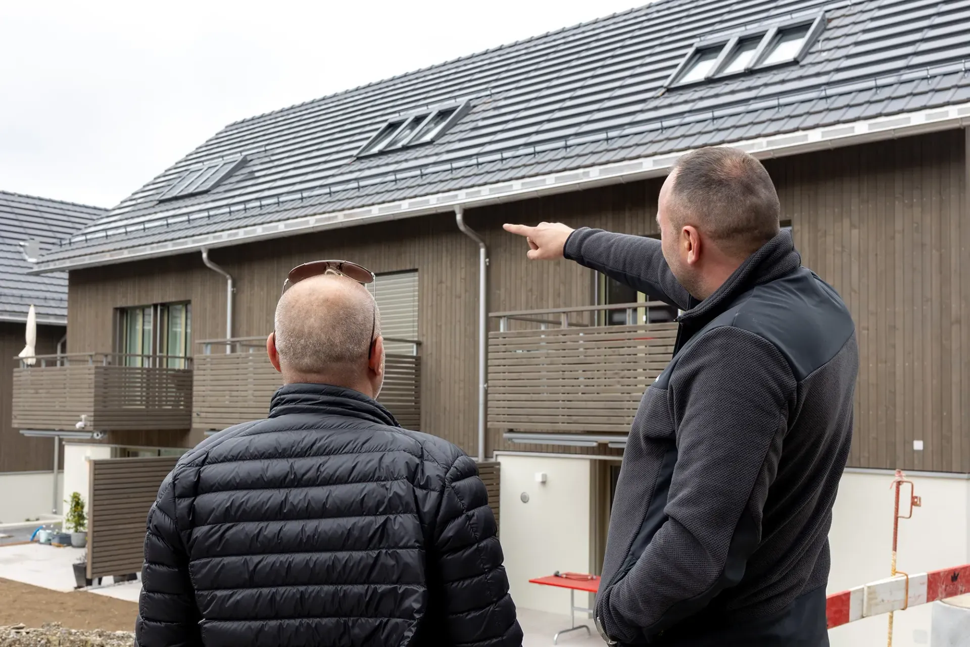 Eine Person hält eine Glühbirne mit einer Pflanze darin.