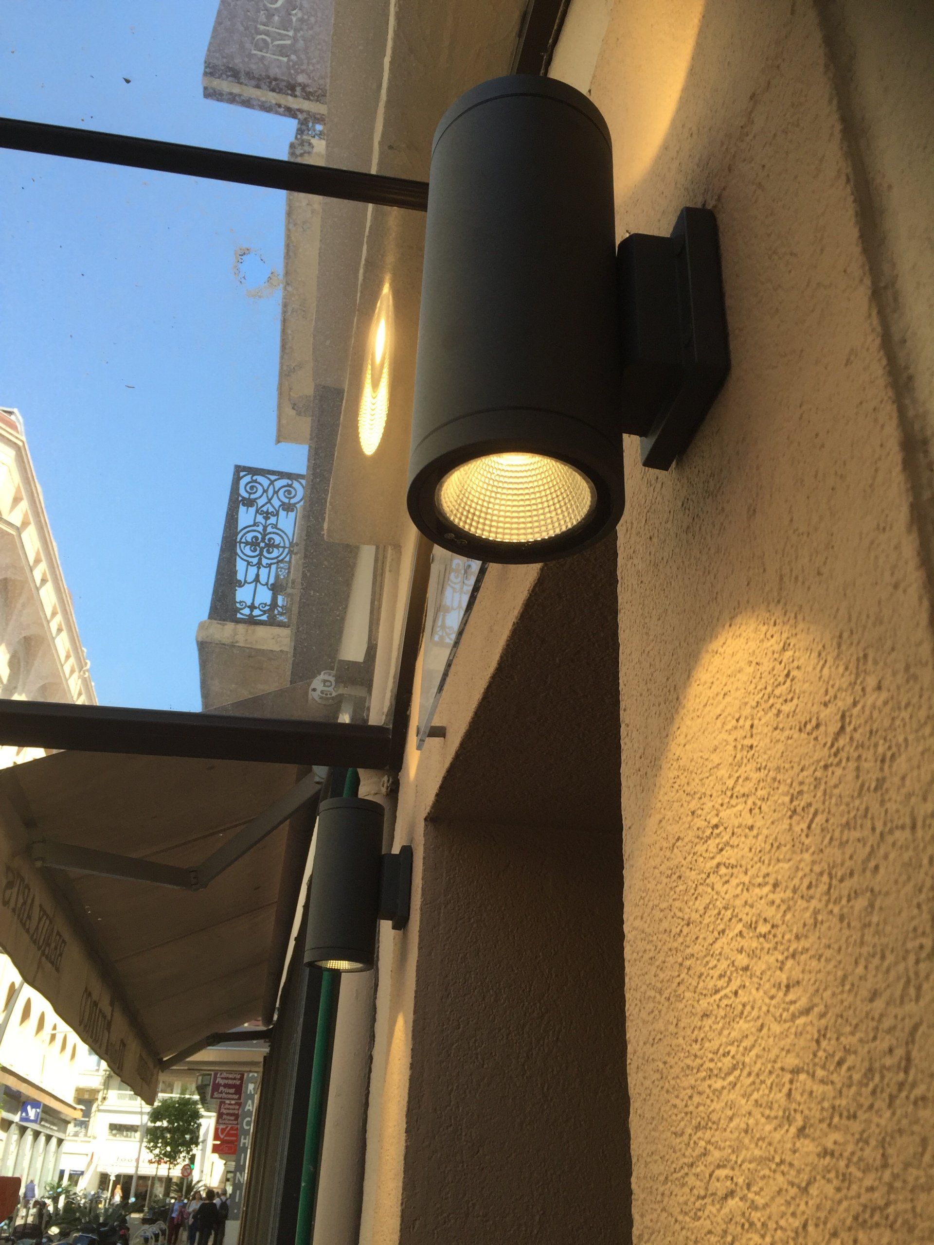 Lumière de portes piétonnes