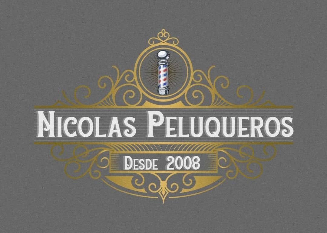 Logotipo para el sal&oacute;n de peluquer&iacute;a "Nicolas Peluqueros" con un poste de barbero, filigrana dorada y el texto "Desde 2008".